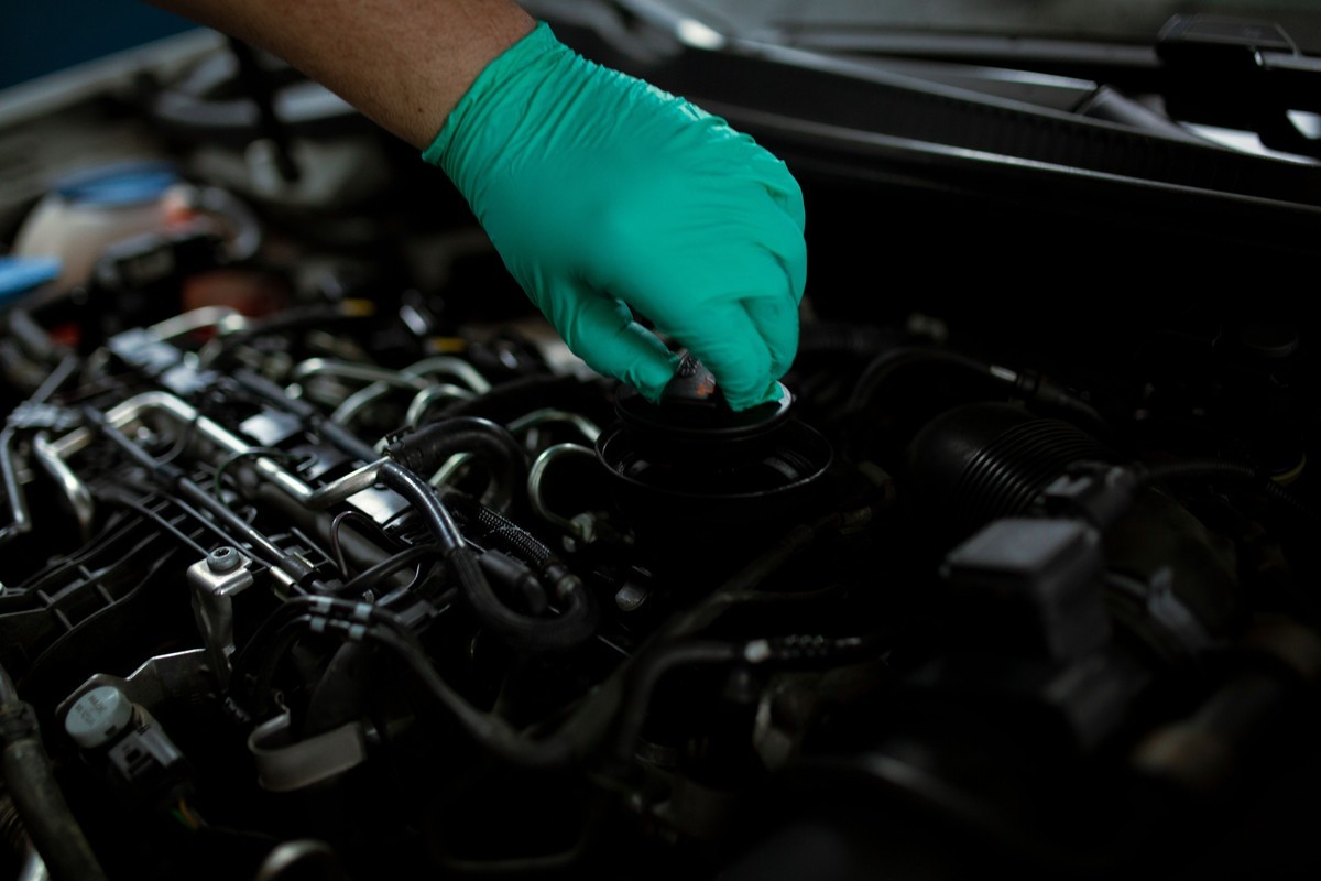 Kỹ thuật viên bảo dưỡng xe trong chương trình ưu đãi dịch vụ Mitsubishi tháng 9