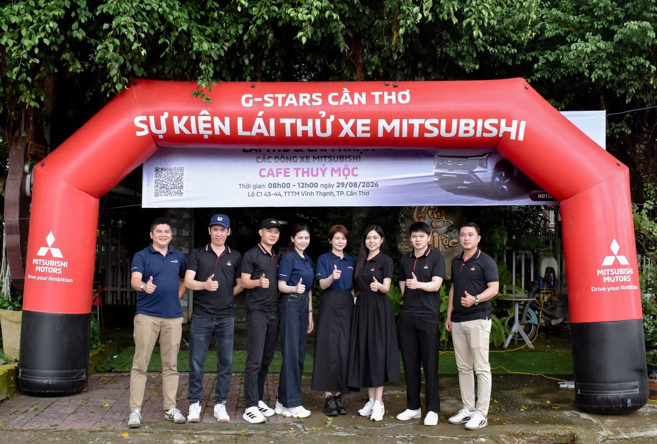 Đội ngũ Mitsubishi G-Stars Cần Thơ tại cổng chào sự kiện lái thử xe Cafe Thủy Mộc
