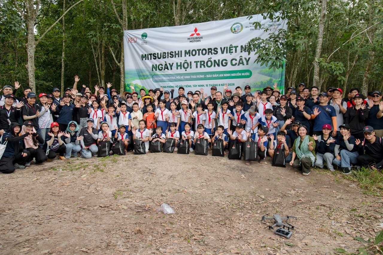 Đoàn tình nguyện viên Mitsubishi Motors Việt Nam chụp ảnh lưu niệm tại ngày hội trồng cây